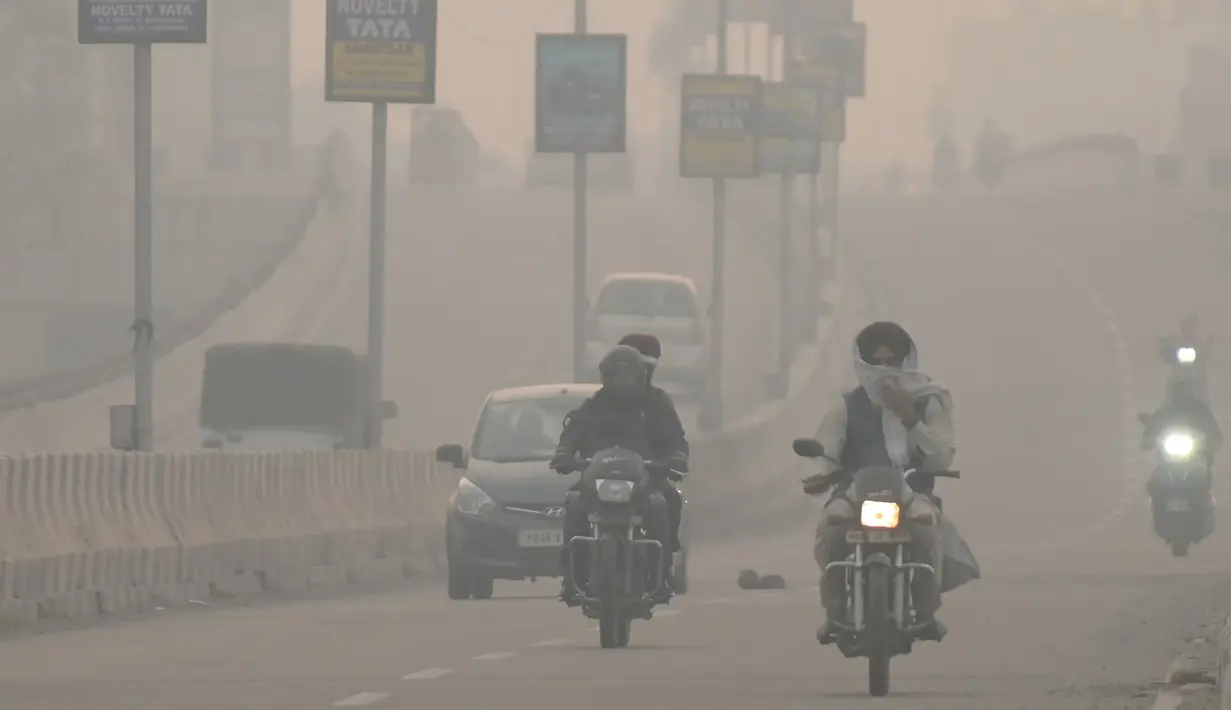 Krisis polusi udara yang parah mempengaruhi setiap penduduk di kota, tetapi jutaan orang yang bekerja di luar ruangan bahkan lebih rentan. (Narinder NANU / AFP)
