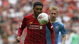 Bek Liverpool, Joe Gomez, berebut bola dengan gelandang Manchester City, Kevin De Bruyne, pada laga Community Shield di Stadion Wembley, London, Minggu (4/8). City menang 1-1 (5-4) atas Liverpool. (AFP/Ian Kington)