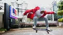 Skateboarder Indonesia Nyimas Bunga menunjukkan keterampilannya bermain skateboard saat berkunjung ke kantor KLY, Jakarta, Jumat (7/9). Gadis 12 tahun ini merupakan peraih medali perunggu di ajang Asian Games 2018. (Liputan6.com/Faizal Fanani)