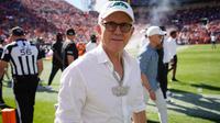 Pemilik New York Jets Robert Wood Johnson pada babak pertama pertandingan sepak bola NFL, Minggu, 8 Oktober 2023, di Denver. (Foto AP/David Zalubowski)