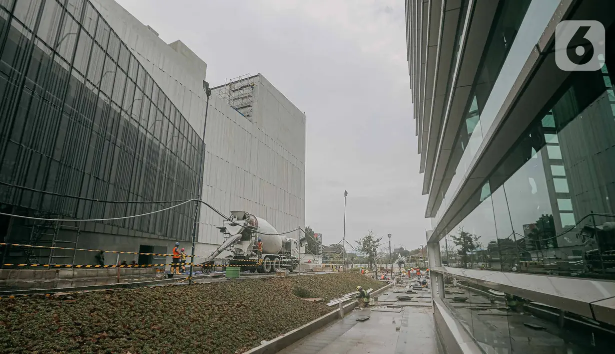 Pekerja menyelesaikan proyek revitalisasi Taman Ismail Marzuki, Cikini, Menteng, Jakarta, Selasa (31/5/2022). Dalam rangka menyambut Hari Ulang Tahun DKI Jakarta ke-495, Pusat kesenian dan kebudayaan Taman Ismail Marzuki atau TIM di Jalan Cikini Raya, Jakarta Pusat akan mulai dibuka secara bertahap. (Liputan6.com/Faizal Fanani)