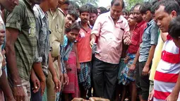 Mereka adalah pemerkosa seorang bocah berusia tujuh tahun yang digantung di sebuah pohon di dekat Desa Kaliabazar, Benggala Barat, Uttar Paradesh, India, Jumat (25/07/2014) (Dailymail.co.uk)
