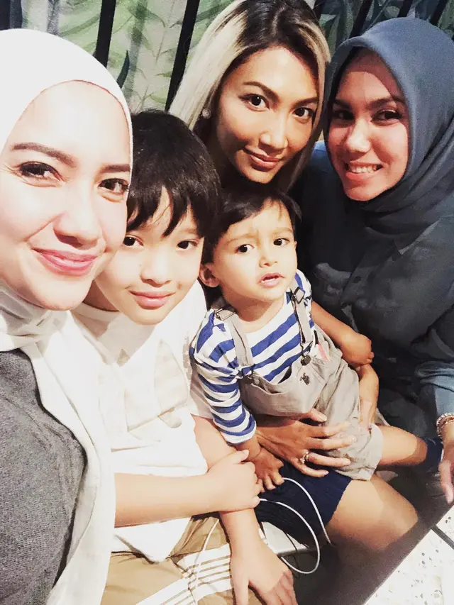 [Bintang] Bikin Adem, Ini 7 Foto Penampilan Tia Ivanka Saat Berhijab