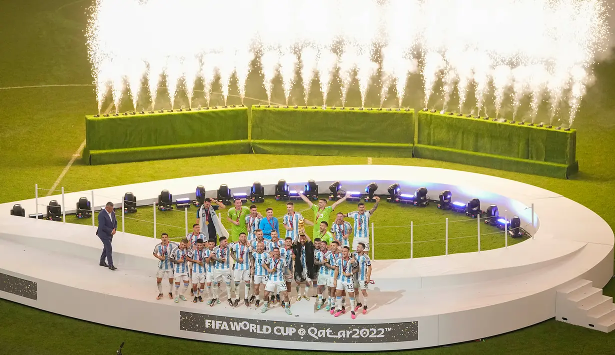 <p>Pemain Argentina Lionel Messi bersama rekan setimnya mengangkat trofi juara usai mengalahkan Prancis pada pertandingan sepak bola final Piala Dunia 2022 di Stadion Lusail, Lusail, Qatar, 18 Desember 2022. Argentina menang 4-2 dalam adu penalti setelah pertandingan berakhir imbang 3 -3. (AP Photo/Hassan Ammar)</p>