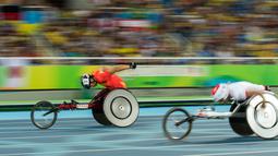Atlet China, Liu Chengming (kiri) saat memacu kendaraanya pada cabang 400m  putra - T54  di Olympic Stadium, pada ajang Paralimpik Games 2016, Rio de Janeiro, Brasil, (11/9/2016). (AFP/OIS/IOC/Thomas Lovelock for OIS/IOC)