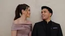 Hadir di pernikahan Mahalini dan Rizky Febian, Aaliyah mengenakan gaun bridesmaid off shoulder warna ungu. Sedangkan, Thariq tampil mengenakan setelan jas hitamnya. [@thariqhalilintar]
