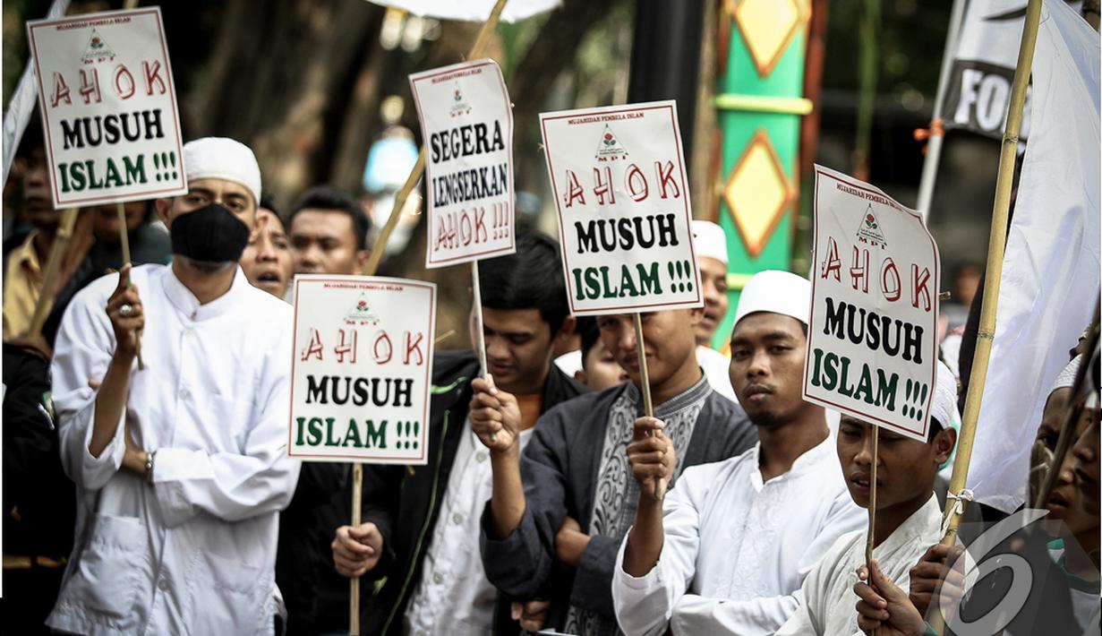 Massa yang tergabung dari berbagai forum Islam berunjuk rasa di depan Balai Kota, Jakarta, Jumat (24/10/2014) (Liputan6.com/Faizal Fanani)