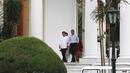 Presiden Joko Widodo (Jokowi) dan Presiden AS ke-44, Barack Obama berjalan menuju halaman Istana Bogor, Jawa Barat, Jumat (30/6). Jokowi mengajak Obama berkeliling Istana dan Kebun Raya Bogor dengan mengendarai golf car.  (Liputan6.com/Angga Yuniar)
