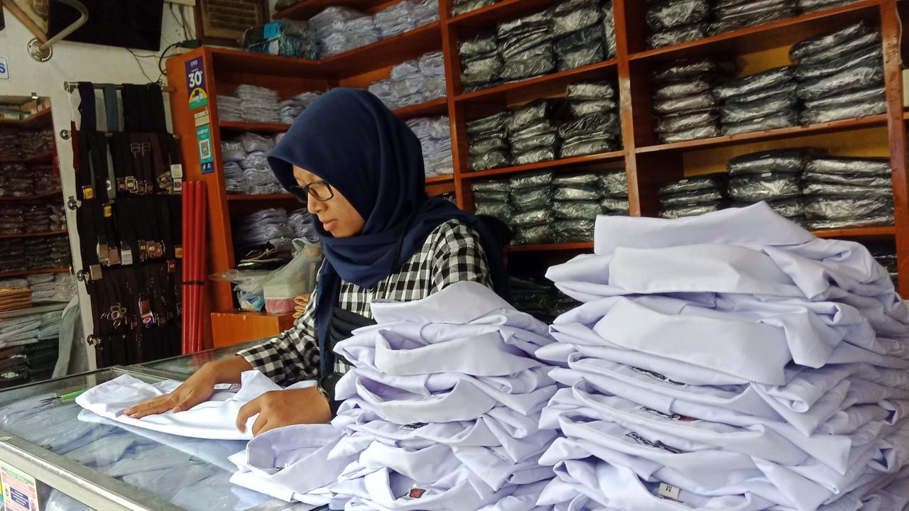 Penjual Seragam Sekolah