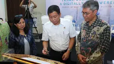 Menhub Ignasius Jonan (tengah) dan Chairman iCIO Community Agus Wicaksono (kanan) saat penandatanganan peresmian iCIO Community, Jakarta, (20/5). iCIO Community merupakan kumpulan CIO dan staf TI dari berbagai sektor bisnis. (Liputan6.com/Angga Yuniar)