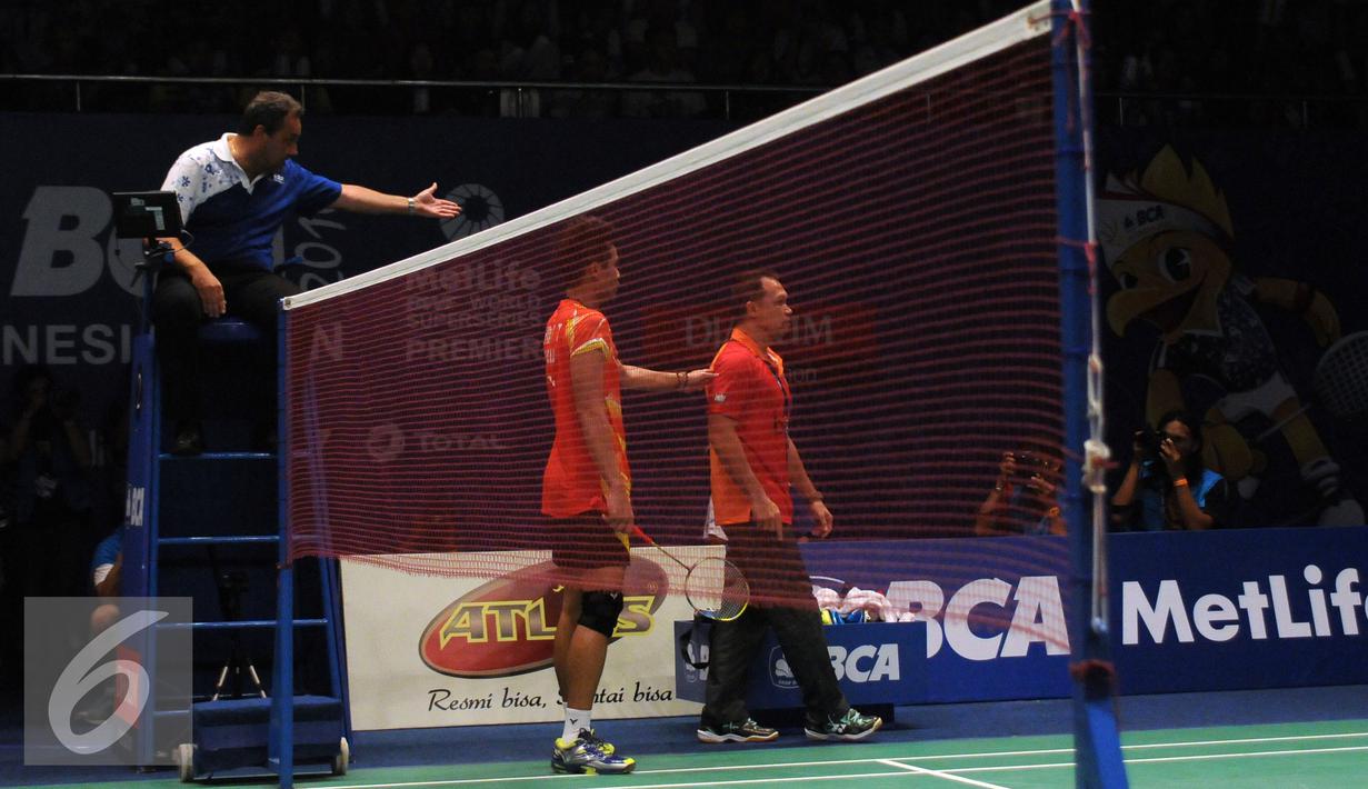 Tontowi Ahmad (tengah) menenangkan Richard Mainaky usai melakukan protes saat BCA Indonesia Open 2016, Jakarta, Kamis (2/6/2016). Tontowi/Liliyana kalah 19-21, 17-21 dari pasangan Denmark, Kim Astrup/Line Kjaersfeldt (Liputan6.com/Helmi Fithriansyah)