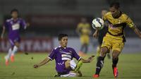 Pemain Mitra Kukar, Zulkifli Syukur merebut bola dari pemain Persita, Aldi Al Achya pada laga Piala Presiden di Stadion I Wayan Dipta, Bali, Minggu (30/8/2015). (Bola.com/Vitalis Yogi Trisna)