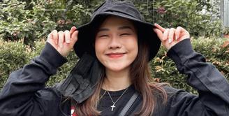 Terlepas dari masalanya tersebut, Jessica Jane pada akun instagramnya kerapa mengenakan riasan wajah minimalis mirip perempuan Korea. Berikut penampilannya. (@jessicajane99)