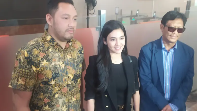 Putri Una Astari Thamrin alias DJ Una datang memenuhi panggilan penyidik Bareskrim Polri. Dia dimintai keterangan terkait kasus dugaan penipuan investasi robot trading DNA Pro.