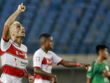 Bek Madura United, Jaimerson Xavier melakukan selebrasi usai mencetak gol kedua timnya ke gawang PSS Sleman dalam laga Grup C Piala Menpora 2021 di Stadion Si Jalak Harupat, Bandung, Selasa (23/3/2021). Madura United menang 2-1 atas PSS Sleman. (Bola.com/M Iqbal Ichsan)