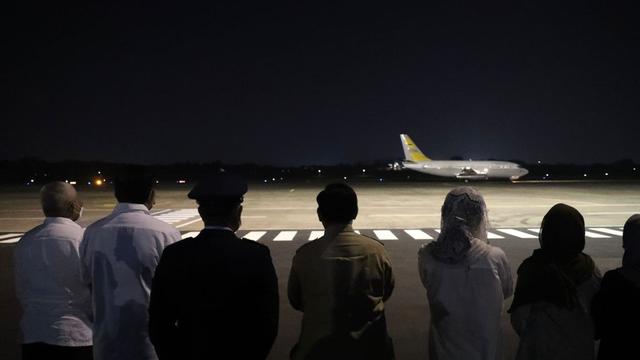 Menhan Prabowo Subianto kunjungi temui keluarga pilot pesawat TNI AU Kapten Anumerta Allan Safitra Indra Wahyudi yang gugur dalam insiden pesawat jatuh di Blora, Jawa Tengah. (Foto: Liputan6.com/Kemhan.go.id)