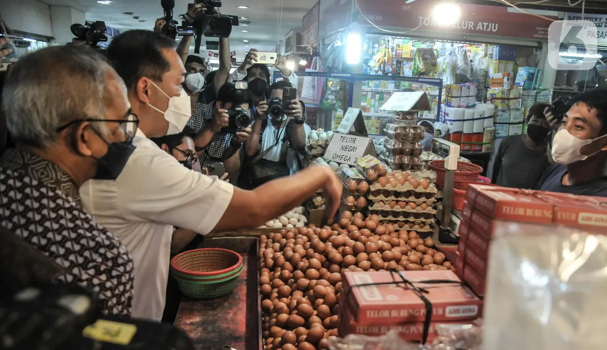 Menteri Perdagangan Muhammad Lutfi melakukan inspeksi mendadak (sidak) kepada pedagang sembako di Pasar Senen, Jakarta Pusat, Kamis (17/3/2022). Sidak tersebut guna memastikan ketersediaan minyak goreng dan sembako di pasar tradisional jelang Ramadhan. (merdeka.com/Iqbal S. Nugroho)