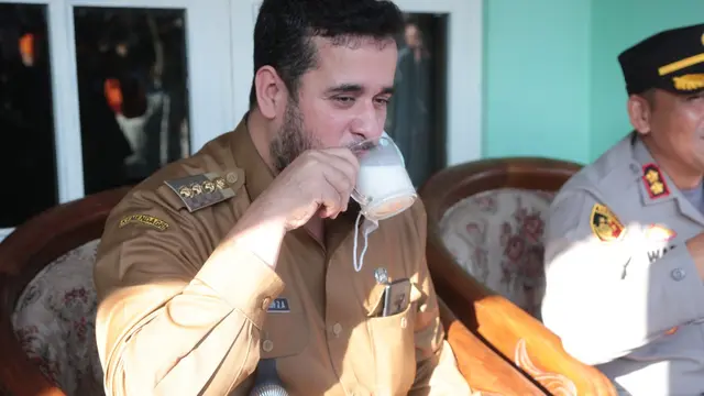 Wali Kota Probolinggo Habib Hadi Zainal Abidin Minum susu Sapi yang telah divaksin PMK (Istimewa)