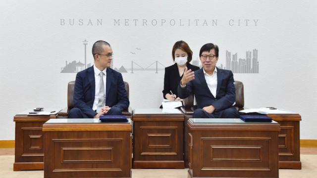 CEO dan Pendiri Binance, Changpeng Zhao (CZ) bersama Wali Kota Busan, Heong-Joon Park. Dok: Binance