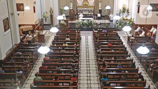 Pelaksanaan Malam Misa Natal di Gereja Katedral Santo Petrus Bandung