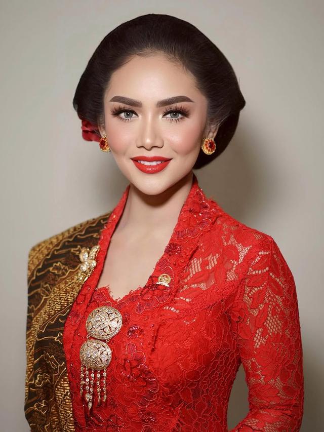 6 Potret Krisdayanti dalam Balutan Kebaya Tradisional, Elegan Penuh Keanggunan (instagram/krisdayantilemos).