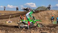 Crosser Kawasaki Racing Team, Romain Febrve menjadi yang tercepat dalam kualifikasi MXGP Sumbawa 2023 yang digelar di Sirkuit Samota, NTB, Sabtu (24/6/2023) sore WITA. (Bola.com/Wiwig Prayugi)