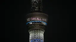Tokyo Skytree menampilkan pesan bertuliskan "Bersama Kita Semua Bisa Menang" di Tokyo, Senin (6/4/2020). Ungkapan dukungan dan pesan harapan tersebut muncul di tengah merebaknya pandemi virus corona Covid-19. (AP Photo/Jae C. Hong)