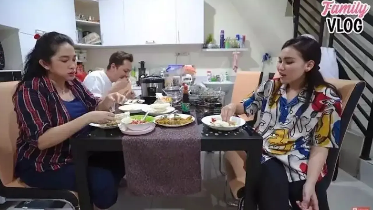 Potret Dapur Ayu Ting Ting yang Minimalis, Kaya Warna Putih dengan Tembok Nuansa Green Screen
