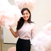 Sebagai seorang selebriti, pesinetron Cut Syifa juga tak ketinggalan dengan trend busana. Apalagi, public figure gaya busananya sering diikuti oleh para penggemarnya. (Nurwahyunan/Bintang.com)