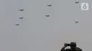 Pesawat KT-1 Wong Bee yang tergabung dalam Jupiter Aerobatic Team (JAT) TNI AU menampilkan atraksi aerobatik saat peringatan Hari Ulang Tahun (HUT) ke-79 Tentara Nasional Indonesia (TNI) di Lapangan Silang Monumen Nasional (Monas), Gambir, Jakarta, Sabtu (5/10/2024). (Liputan6.com/Herman Zakharia)