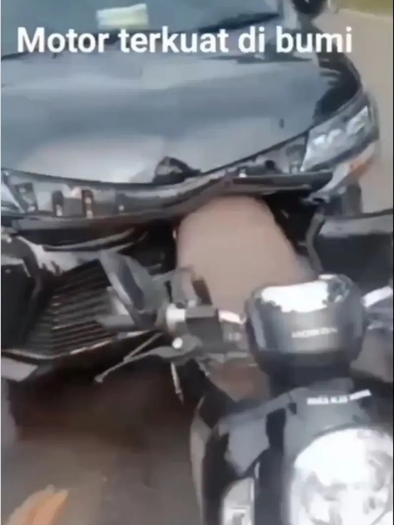 Viral Mobil Penyok Tabrak Motor Honda Scoopy, Ternyata Karena Crumple Zone. (Instagram/infocegatansukoharjo)