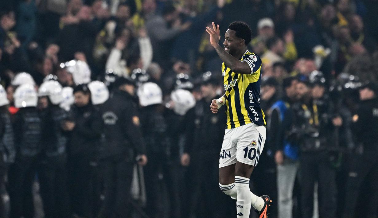 Pemain Fenerbahce, John Duran melakukan selebrasi setelah menccetak gol penyeimbang 1-1 ke gawang Galatasaray dalam laga lanjutan Liga Super Turki 2025/2026 di Chobani Stadium, Istanbul, Turki, Senin (01/12/2025) waktu setempat. (AP Photo/Khalil Hamra)