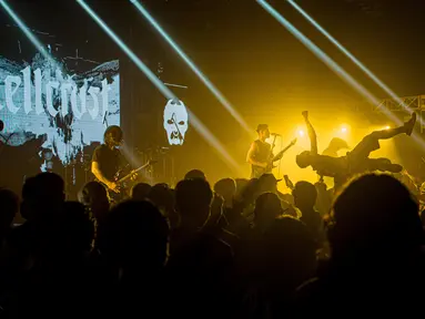 Penampilan salah satu band metal dalam konser offline di kawasan Jakarta, Minggu (22/5/2022). Konser musik offline kembali diizinkan seiring dengan pelonggaran aturan penggunaan masker di luar ruangan. (Liputan6.com/Faizal Fanani)