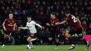 Pemain Manchester City, Phil Foden menggiring bola dibayangi sejumlah Bournemouth pada laga lanjutan Liga Inggris 2023/2024 yang berlangsung di Vitality Stadium, Bournemouth, Inggris, Minggu (25/02/2024) dini hari WIB. (AFP/Adrian Dennis)
