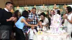 Penyanyi Krisdayanti bersama keluarga besarnya saat merayakan ulang tahunnya di kawasan SCBD, Jakarta, Kamis (24/03/2016). Krisdayanti merayakan ulang tahunnya yang ke 41 tahun pada 24 Maret. (Liputan6.com/Herman Zakharia)