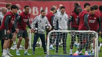 Untuk informasi, pertemuan pertama kedua tim di semifinal Liga Champions 2025/2026 berakhir imbang 1-1. Tampak dalam foto, manajer Arsenal asal Spanyol, Mikel Arteta (tengah kanan), memantau sesi latihan tim di London Colney, utara London, pada Senin 4 Mei 2026. (Glyn KIRK/AFP)