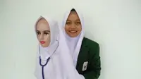 Empat Mahasiswa dari Prodi S1 Keperawatan Universitas Nahdlatul Ulama Surabaya (Unusa) membuat K-Pop yang merupakan kerudung khusus. (Foto: Dok Istimewa)