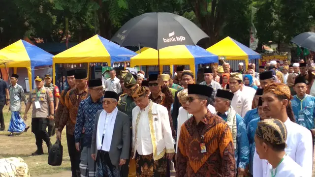 Wakil Presiden Ma’ruf Amin saat berkunjung ke Festival Tajug 2019 di Alun-alun Keraton Kasepuhan Cirebon. (Liputan6.com/Panji Prayitno)
