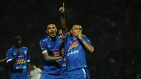 Striker Arema FC, Dedik Setiawan, melakukan selebrasi usai mencetak gol ke gawang Kalteng Putra dalam leg pertama semifinal Piala Presiden 2019 di Stadion Kanjuruhan, Malang, Selasa (2/4/2019). Arema menang 3-0 dalam laga tersebut. (Bola.com/Iwan Setiawan)