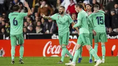 Penyerang Real Madrid, Karim Benzema (kedua kiri) berselebrasi dengan rekan-rekannya usai mencetak gol ke gawang Valencia pada pertandingan lanjutan La Liga Spanyol di Stadion Mestalla (15/12/2019). Benzema mencetak gol pada menit (90+5) dan membuyarkan kemenangan Valencia. (AP Photo/Alberto Saiz)
