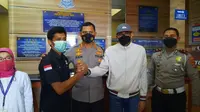 Pengemudi Mercy yang senggolan dengan ambulans memenuhi panggilan dari Mapolresta Tangerang, Rabu (23/3/2022). (Liputan6.com/ Pramita Tristiawati)