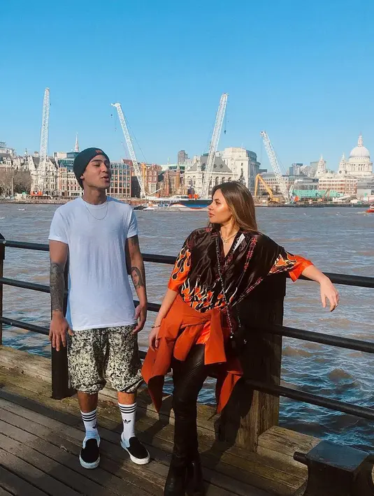 Sang adik, Valerie cukup sering menggunakan pakaian Matt, sibling goals banget! (Liputan6.com/IG/valerieethomas)