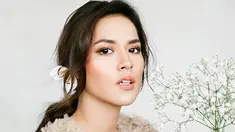 Raisa hadir kembali dengan membawa single terbarunya yang berjudul 'Kembali'. Single yang dirilis pada hari Rabu lalu menjadi obat kangen bagi para penggemar Raisa yang telah menunggu karya-karya terbaru dari istri Hamish Daud ini. (Liputan6.com/IG/raisa6690)