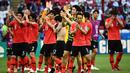 Para pemain Korea Selatan merayakan kemenangan atas Jerman pada Piala Dunia 2018 di Kazan Arena, Rusia, (27/6/2018). Jerman takluk 0-2 dari Korea Selatan. (AFP/Jemel Samad)
