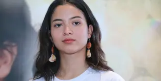 Pada hari berbahagianya, Putri tampil angun dengan riasan bedak tipis tanpa mengenakan bulu mata palsu. Banyak warganet yang memuji kecantikan perempuan kelahiran Medan 24 tahun itu. (Adrian Putra/Bintang.com)