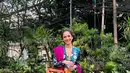 BCL selalu tampil memesona dengan kebaya motif bunga. Salah satu penampilannya yang terkenal adalah saat mengenakan sanggul klasik dengan tusuk konde yang elegan. Dipadukan dengan kebaya kutu baru motif bunga dan selendang fuschia, penampilan BCL selalu mencuri perhatian dalam setiap acara. [@itsmebcl].