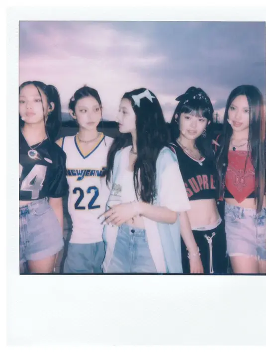 Tren mode mengenakan jersey mungkin sudah ketinggalan zaman, tapi bagaimana dengan penampilan NewJeans di sini? Foto: Instagram.