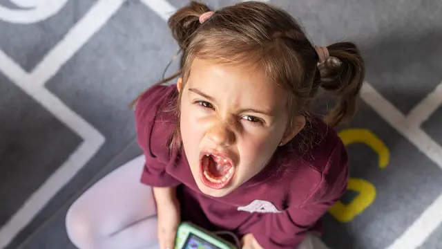 5 Langkah Efektif Menghadapi Anak Tantrum di Tempat Umum -  Cover