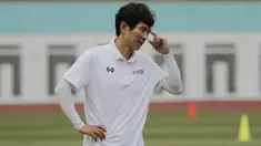 Asisten pelatih Timnas Indonesia, Gong Oh-kyun, saat sesi latihan di Stadion Wibawa Mukti, Cikarang, Senin (13/1/2020). Gong Oh-kyun dinyatakan postif terpapar virus corona. (Bola.com/M Iqbal Ichsan)