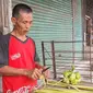 Pedagang cangkang ketupat di Pasar Kemirimuka-Musi, Kecamatan Beji, mengeluhkan omset penjualan yang menurun. (Liputan6.com/Dicky Agung Prihanto)